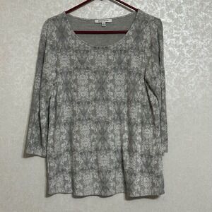 Rose & Olive‎ Gray Shirt Off White Damask Print 3/4 Sleeve Scoop Neck Knit Top M